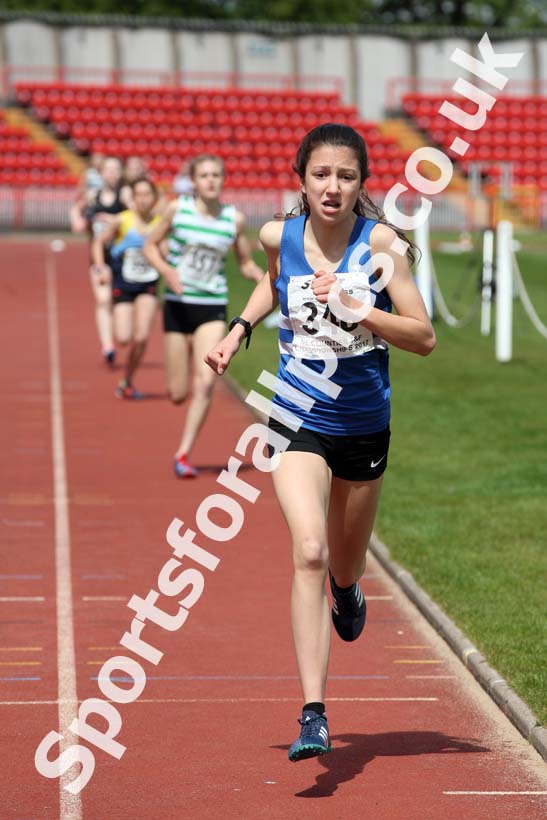 Girls under-15s 1500 metres, North Eastern Champs, Gateshead Stadium. Photo: David T. Hewitson/Sports for All Pics